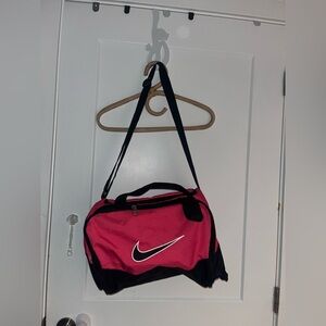 NIKE Brasilia 5 Medium Duffle Grip Bag, Pink